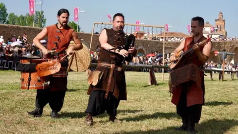 591 años después, Hospital de Órbigo se transforma en un vibrante escenario medieval donde miles de visitantes, la fábrica láctea Mondélez y el recuerdo de Leonor de Tovar se entrelazan en unas Justas declaradas de Interés Turístico Regional. Foto: Campillo