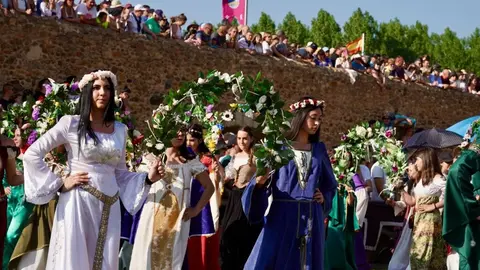 591 años después, Hospital de Órbigo se transforma en un vibrante escenario medieval donde miles de visitantes, la fábrica láctea Mondélez y el recuerdo de Leonor de Tovar se entrelazan en unas Justas declaradas de Interés Turístico Regional. Foto: Campillo