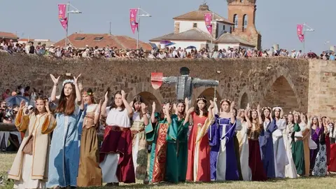 591 años después, Hospital de Órbigo se transforma en un vibrante escenario medieval donde miles de visitantes, la fábrica láctea Mondélez y el recuerdo de Leonor de Tovar se entrelazan en unas Justas declaradas de Interés Turístico Regional. Foto: Campillo