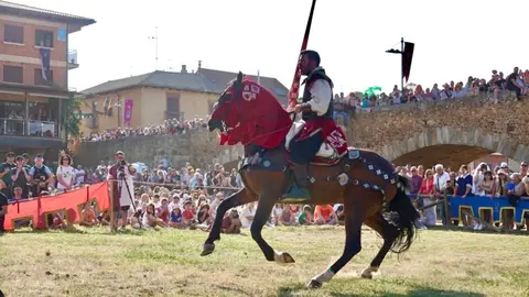 591 años después, Hospital de Órbigo se transforma en un vibrante escenario medieval donde miles de visitantes, la fábrica láctea Mondélez y el recuerdo de Leonor de Tovar se entrelazan en unas Justas declaradas de Interés Turístico Regional. Foto: Campillo