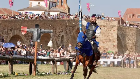 591 años después, Hospital de Órbigo se transforma en un vibrante escenario medieval donde miles de visitantes, la fábrica láctea Mondélez y el recuerdo de Leonor de Tovar se entrelazan en unas Justas declaradas de Interés Turístico Regional. Foto: Campillo