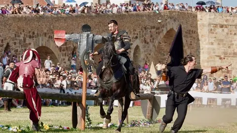591 años después, Hospital de Órbigo se transforma en un vibrante escenario medieval donde miles de visitantes, la fábrica láctea Mondélez y el recuerdo de Leonor de Tovar se entrelazan en unas Justas declaradas de Interés Turístico Regional. Foto: Campillo