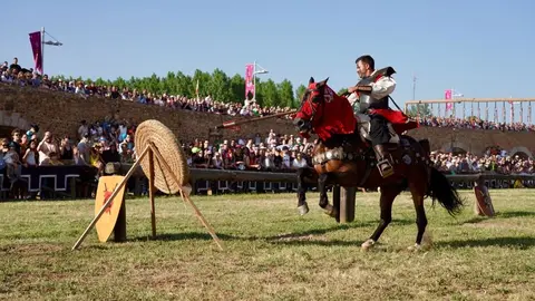 591 años después, Hospital de Órbigo se transforma en un vibrante escenario medieval donde miles de visitantes, la fábrica láctea Mondélez y el recuerdo de Leonor de Tovar se entrelazan en unas Justas declaradas de Interés Turístico Regional. Foto: Campillo