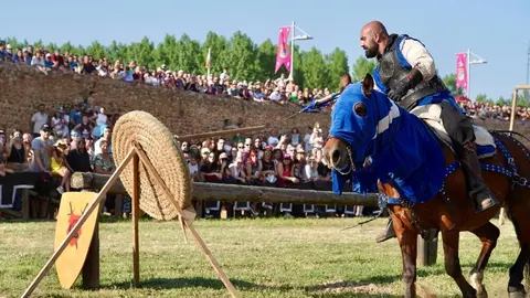 591 años después, Hospital de Órbigo se transforma en un vibrante escenario medieval donde miles de visitantes, la fábrica láctea Mondélez y el recuerdo de Leonor de Tovar se entrelazan en unas Justas declaradas de Interés Turístico Regional. Foto: Campillo