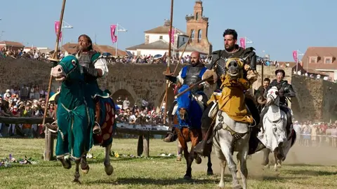 591 años después, Hospital de Órbigo se transforma en un vibrante escenario medieval donde miles de visitantes, la fábrica láctea Mondélez y el recuerdo de Leonor de Tovar se entrelazan en unas Justas declaradas de Interés Turístico Regional. Foto: Campillo