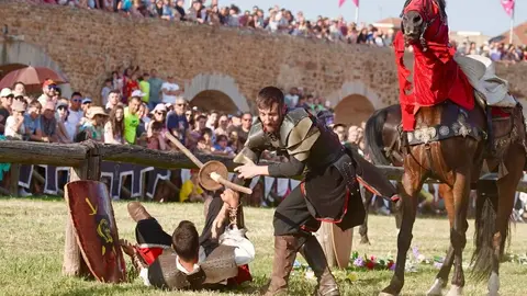 591 años después, Hospital de Órbigo se transforma en un vibrante escenario medieval donde miles de visitantes, la fábrica láctea Mondélez y el recuerdo de Leonor de Tovar se entrelazan en unas Justas declaradas de Interés Turístico Regional. Foto: Campillo