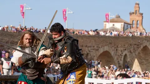 591 años después, Hospital de Órbigo se transforma en un vibrante escenario medieval donde miles de visitantes, la fábrica láctea Mondélez y el recuerdo de Leonor de Tovar se entrelazan en unas Justas declaradas de Interés Turístico Regional. Foto: Campillo
