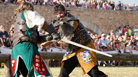 591 años después, Hospital de Órbigo se transforma en un vibrante escenario medieval donde miles de visitantes, la fábrica láctea Mondélez y el recuerdo de Leonor de Tovar se entrelazan en unas Justas declaradas de Interés Turístico Regional. Foto: Campillo