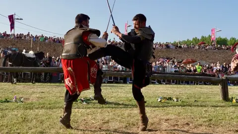 591 años después, Hospital de Órbigo se transforma en un vibrante escenario medieval donde miles de visitantes, la fábrica láctea Mondélez y el recuerdo de Leonor de Tovar se entrelazan en unas Justas declaradas de Interés Turístico Regional. Foto: Campillo