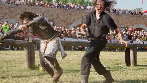 591 años después, Hospital de Órbigo se transforma en un vibrante escenario medieval donde miles de visitantes, la fábrica láctea Mondélez y el recuerdo de Leonor de Tovar se entrelazan en unas Justas declaradas de Interés Turístico Regional. Foto: Campillo