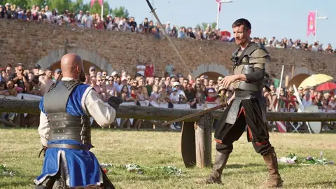 591 años después, Hospital de Órbigo se transforma en un vibrante escenario medieval donde miles de visitantes, la fábrica láctea Mondélez y el recuerdo de Leonor de Tovar se entrelazan en unas Justas declaradas de Interés Turístico Regional. Foto: Campillo