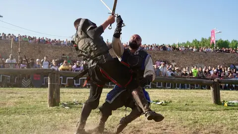 591 años después, Hospital de Órbigo se transforma en un vibrante escenario medieval donde miles de visitantes, la fábrica láctea Mondélez y el recuerdo de Leonor de Tovar se entrelazan en unas Justas declaradas de Interés Turístico Regional. Foto: Campillo