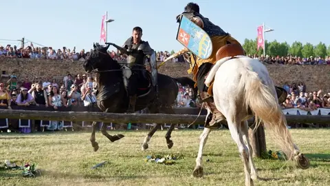 591 años después, Hospital de Órbigo se transforma en un vibrante escenario medieval donde miles de visitantes, la fábrica láctea Mondélez y el recuerdo de Leonor de Tovar se entrelazan en unas Justas declaradas de Interés Turístico Regional. Foto: Campillo