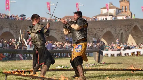 591 años después, Hospital de Órbigo se transforma en un vibrante escenario medieval donde miles de visitantes, la fábrica láctea Mondélez y el recuerdo de Leonor de Tovar se entrelazan en unas Justas declaradas de Interés Turístico Regional. Foto: Campillo