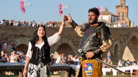 591 años después, Hospital de Órbigo se transforma en un vibrante escenario medieval donde miles de visitantes, la fábrica láctea Mondélez y el recuerdo de Leonor de Tovar se entrelazan en unas Justas declaradas de Interés Turístico Regional. Foto: Campillo