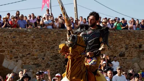 591 años después, Hospital de Órbigo se transforma en un vibrante escenario medieval donde miles de visitantes, la fábrica láctea Mondélez y el recuerdo de Leonor de Tovar se entrelazan en unas Justas declaradas de Interés Turístico Regional. Foto: Campillo