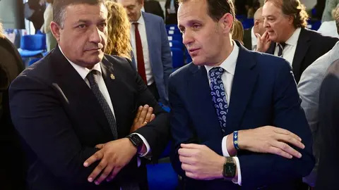 Desayuno informativo organizado por ‘La Razón’ con el presidente de la Junta de Castilla y León, Alfonso Fernández Mañueco. En la imagen los presidentes de las diputaciones de Valladolid Conrado Íscar y de Ávila. Foto: Juan Lázaro.