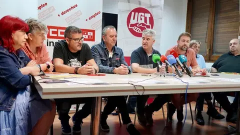 El comité de empresa de Azucarera La Bañeza comparece para anunciar próximas acciones de protesta. Foto: Campillo.
