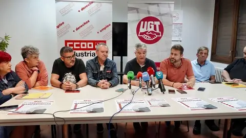 El comité de empresa de Azucarera La Bañeza comparece para anunciar próximas acciones de protesta. Foto: Campillo.
