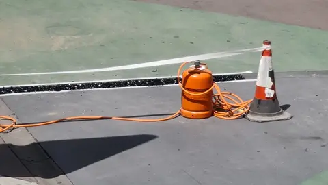 Las brigadas de Obras del Ayuntamiento de León actúan de nuevo en esta zona peatonal, afectada de forma recurrente por el paso de vehículos de servicio y el efecto climatológico.