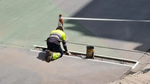 Las brigadas de Obras del Ayuntamiento de León actúan de nuevo en esta zona peatonal, afectada de forma recurrente por el paso de vehículos de servicio y el efecto climatológico.