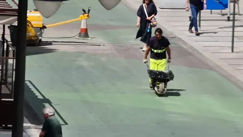 Las brigadas de Obras del Ayuntamiento de León actúan de nuevo en esta zona peatonal, afectada de forma recurrente por el paso de vehículos de servicio y el efecto climatológico.