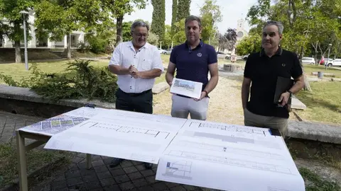 Los concejales de Patrimonio y Turismo, y de Medioambiente del ayuntamiento de Ponferrada, Iván Alonso (C), y Carlos Fernández (I), junto al arquitecto Roberto Pérez (D), durante la presentación del proyecto de remodelación de la plaza del poblado de Compostilla, paso del Camino de Santiago. / CÉSAR SÁNCHEZ