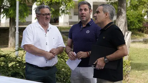 Los concejales de Patrimonio y Turismo, y de Medioambiente del ayuntamiento de Ponferrada, Iván Alonso (C), y Carlos Fernández (I), junto al arquitecto Roberto Pérez (D), durante la presentación del proyecto de remodelación de la plaza del poblado de Compostilla, paso del Camino de Santiago. / CÉSAR SÁNCHEZ