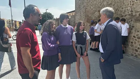 El Archivo Histórico instala en la muralla de Puerta Castillo una pintura de un ángel creada alumnos de 1º ESO de Maristas.
