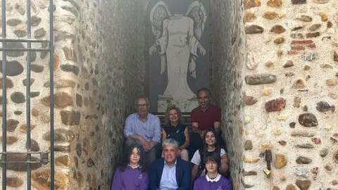 El Archivo Histórico instala en la muralla de Puerta Castillo una pintura de un ángel creada alumnos de 1º ESO de Maristas.