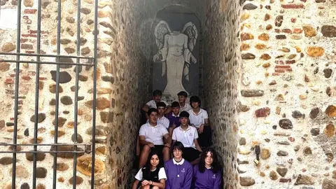 El Archivo Histórico instala en la muralla de Puerta Castillo una pintura de un ángel creada alumnos de 1º ESO de Maristas.