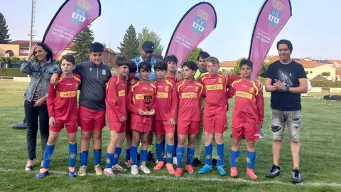 El CD Covadonga se proclamó campeón de la II edición del Torneo Alevín de Fútbol 7 celebrado el pasado sábado, 7 de junio, en Santa María del Páramo. El evento reunió a más de 150 niños de entre 10 y 11 años, pertenecientes a 12 equipos procedentes de Asturias, Palencia, Valladolid, Zamora y León