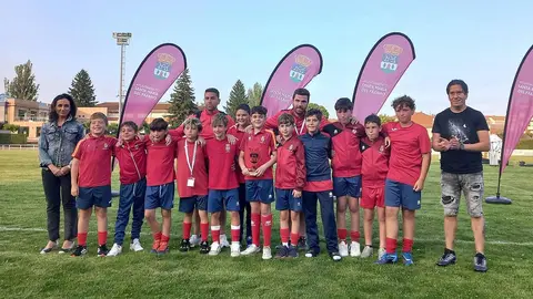 El CD Covadonga se proclamó campeón de la II edición del Torneo Alevín de Fútbol 7 celebrado el pasado sábado, 7 de junio, en Santa María del Páramo. El evento reunió a más de 150 niños de entre 10 y 11 años, pertenecientes a 12 equipos procedentes de Asturias, Palencia, Valladolid, Zamora y León