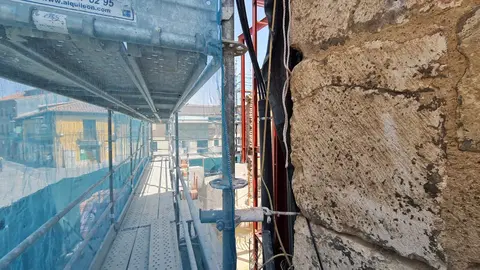 El proyecto de apartamentos turísticos pegados a la muralla avanza con el respaldo legal y pese al mandato plenario de recuperar el solar del antiguo restaurante Luisón como propiedad pública.