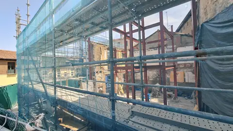 El proyecto de apartamentos turísticos pegados a la muralla avanza con el respaldo legal y pese al mandato plenario de recuperar el solar del antiguo restaurante Luisón como propiedad pública.