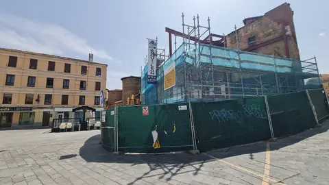 El proyecto de apartamentos turísticos pegados a la muralla avanza con el respaldo legal y pese al mandato plenario de recuperar el solar del antiguo restaurante Luisón como propiedad pública.