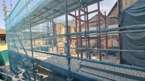 El proyecto de apartamentos turísticos pegados a la muralla avanza con el respaldo legal y pese al mandato plenario de recuperar el solar del antiguo restaurante Luisón como propiedad pública.