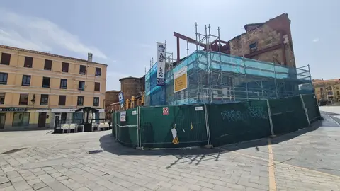 El proyecto de apartamentos turísticos pegados a la muralla avanza con el respaldo legal y pese al mandato plenario de recuperar el solar del antiguo restaurante Luisón como propiedad pública.