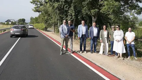 El presidente de la Diputación de León, Gerardo Álvarez Courel, junto a los vicepresidentes Roberto Aller y Luis Alberto Arias, entre otros, recepciona las obras de la carretera Cacabelos-Arganza (LE-5246). Foto: César Sánchez