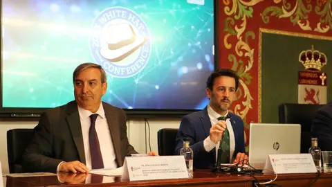 La Facultad de Derecho acoge la sexta edición de la ‘White Hat Conference’ impulsada por la Boston University que reúne a hackers de sombrero blanco procedentes de más de 40 países para abordar las amenazas digitales. Foto: Campillo | Universidad de León