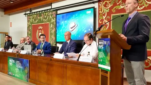 La Facultad de Derecho acoge la sexta edición de la ‘White Hat Conference’ impulsada por la Boston University que reúne a hackers de sombrero blanco procedentes de más de 40 países para abordar las amenazas digitales. Foto: Campillo | Universidad de León