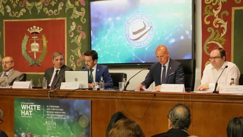 La Facultad de Derecho acoge la sexta edición de la ‘White Hat Conference’ impulsada por la Boston University que reúne a hackers de sombrero blanco procedentes de más de 40 países para abordar las amenazas digitales. Foto: Campillo | Universidad de León