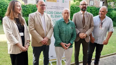 El director general del SEPE, Gerardo Gutiérrez Ardoy, inaugura las XX Jornadas Técnicas del Observatorio de las Ocupaciones del Servicio Público de Empleo Estatal, SEPE, acompañado por el subdelegado de Gobierno en León, Héctor Alaiz Moretón; el subdirector general de Estadística e Información, Federico Muñiz; la directora provincial del SEPE de León, Elena Ruiz Montero, y José María Pérez, Peridis./ CAMPILLO