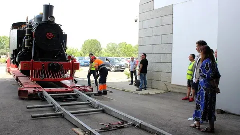 Imagen de un instante del traslado de la locomotora.