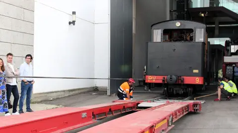 Imagen de un instante del traslado de la locomotora.