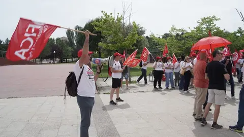 Trabajadores de Azucarera de conectan frente a la sede de las Cortes para defender sus puestos de trabajo. Fotos: Rubén Cacho