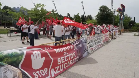 Trabajadores de Azucarera de conectan frente a la sede de las Cortes para defender sus puestos de trabajo. Fotos: Rubén Cacho