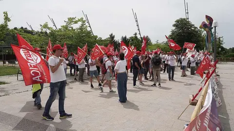 Trabajadores de Azucarera de conectan frente a la sede de las Cortes para defender sus puestos de trabajo