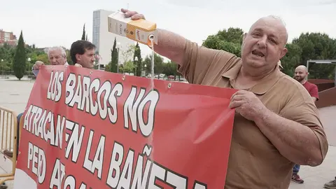 Trabajadores de Azucarera de conectan frente a la sede de las Cortes para defender sus puestos de trabajo