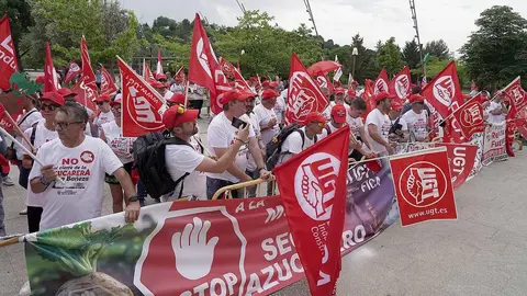 Trabajadores de Azucarera de conectan frente a la sede de las Cortes para defender sus puestos de trabajo. Fotos: Rubén Cacho